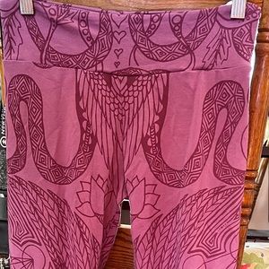 Divinitree Designs, handmade in Bali, Indonesia. Size M, capri cut fun leggings
